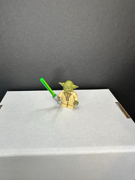 Lego Yoda Minifigure w/ Lightsaber 75142 75168  Olive Green sw0707 READ